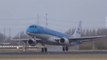 Des avions qui luttent pour atterrir lors d'une tempête féroce à l'aéroport d'Amsterdam