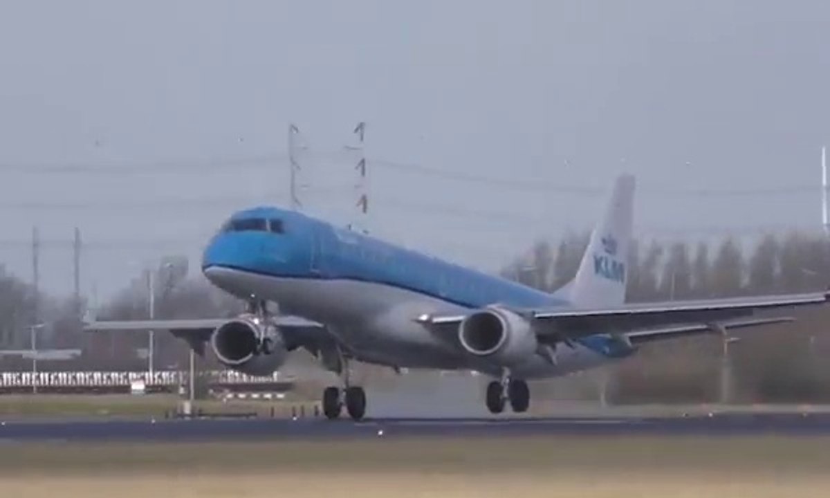 Des avions qui luttent pour atterrir lors d'une tempête féroce à l'aéroport d'Amsterdam