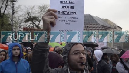 VIJOJNE PROTESTAT KUNDER PARTISE SE ALEKSANDER VUCIC - News, Lajme - Kanali 10