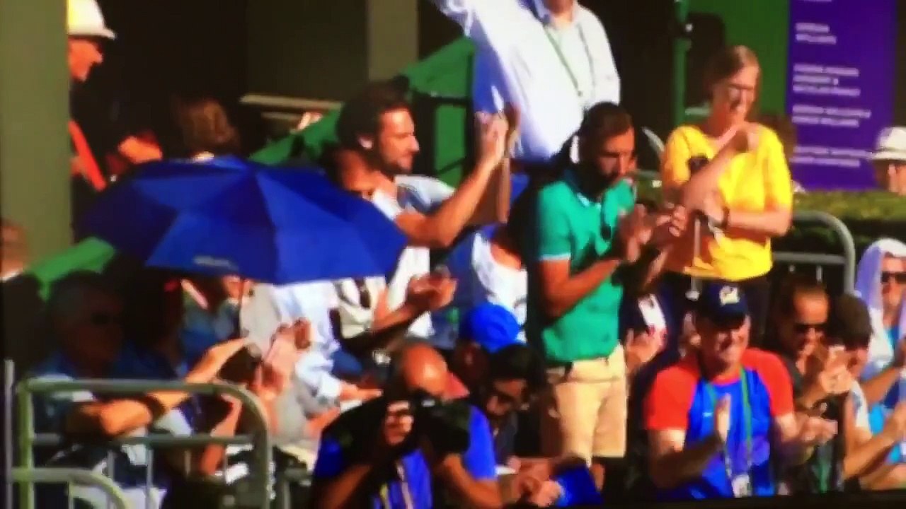 Furieux d'être battu par Bemelmans, Daniil Medvedev jette de l'argent à l'arbitre