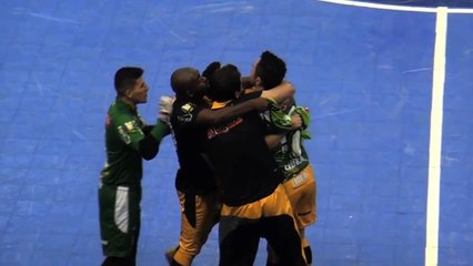 Falcão faz gol atuando como goleiro-linha e ajuda em vitória do Sorocaba na LNF