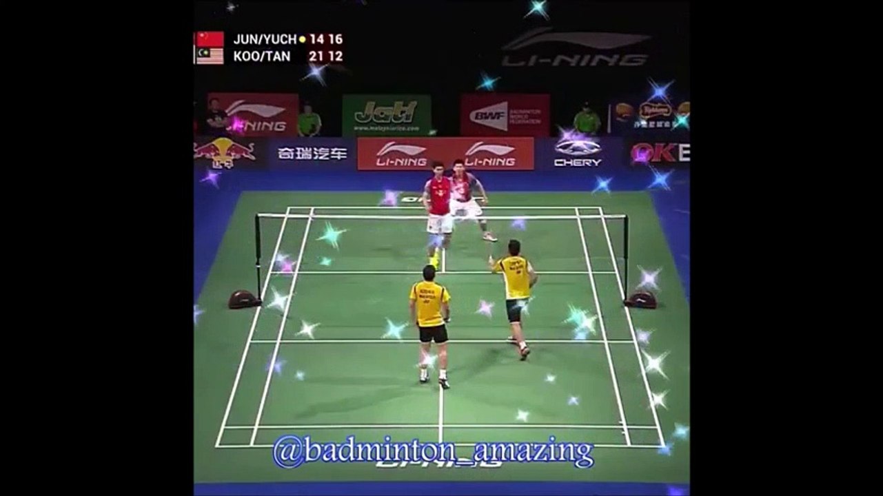 aksi pemain bulutangkis yang hebat