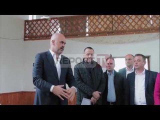 Report TV - Rama shpërndan certifikatat e legalizimit për Kishat e Xhamitë