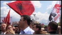 Basha me protestuesit mbyllin protestën e PD me Himnin Kombëtar Shqiptar
