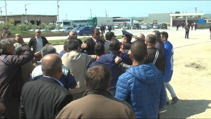 Report TV - Turma e protestuesve tenton ta dhunojë, polici ikën me vrap