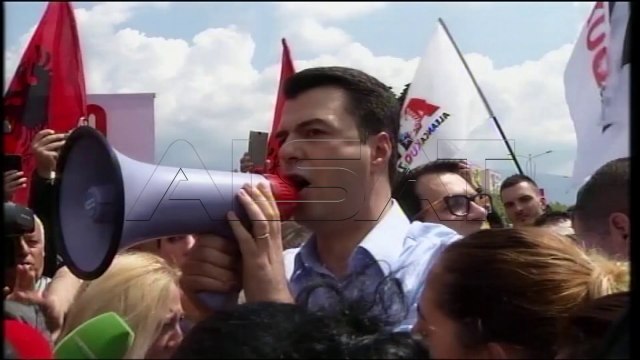 Албанија; Oпозицијата со едночасовна блокада на националниот сообраќај