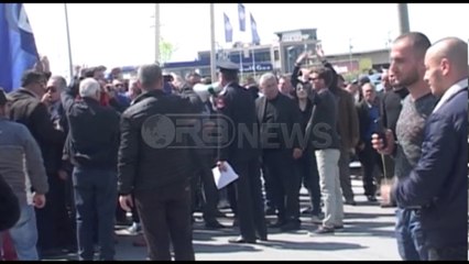 Ora News - Nje dite me pas - Filmohet protesta në Lushnje, në Prokurori deputetët Ristani e Elmazi