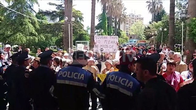Report TV - Fier, ndërtimi i landfillit në Verri banorët protestë para bashkisë