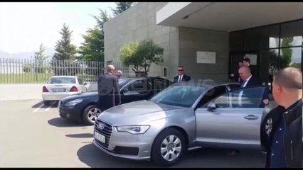 Ora News - Fleckenstein dhe Mcallister mbërrijnë në Tiranë, vijnë me draft marrëveshje