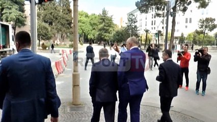 Report TV - Rama u ngre 2 gishtat protestuesve te çadra pas takimit me negociatorët e BE