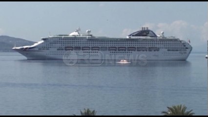 Ora News – Kroçerë në Sarandë, qindra turistë të huaj vizitojnë qytetin bregdetar