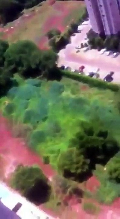 Un homme teste son parachute acheté sur internet en sautant de son balcon