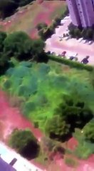 Un homme teste son parachute acheté sur internet en sautant de son balcon