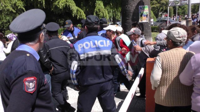 Report TV - Fier, ndërtimi i landfillit në Verri banorët protestë para bashkisë