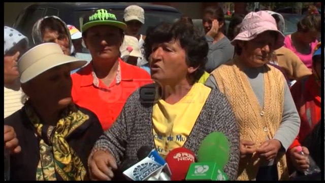 Ora News - Qytetarët e Fierit kundër impiantit të mbetjeve, përplasen me policinë