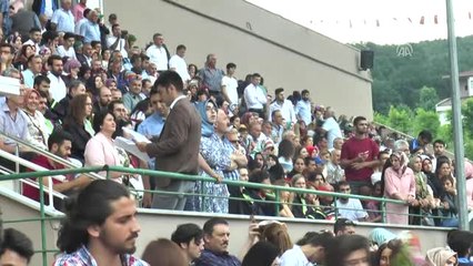 49 Yaşındaki Çiftin Mezuniyet Coşkusu