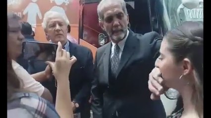 Promotor de autobús de la libertad en México calla a mujer que lo cuestionaba