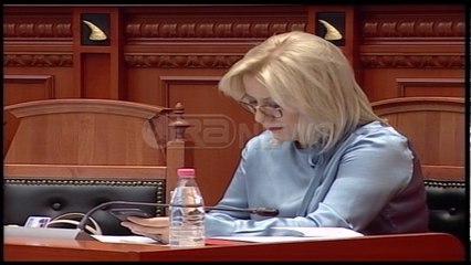 Ora News – Mësuesja në Kavajë fton nxënësit në miting, përjashtohet nga sistemi