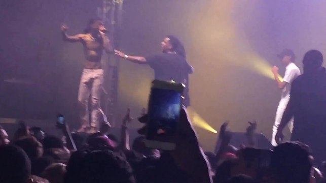 Le rappeur Slim Jxmmi se fait voler sa chaîne de 100 000 dollars en plein concert à Paris.