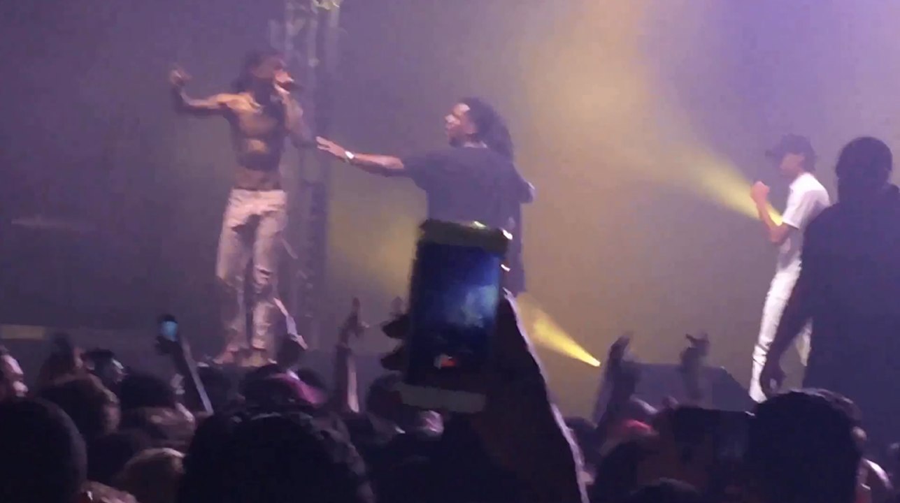 Le rappeur Slim Jxmmi se fait voler sa chaîne de 100 000 dollars en plein concert à Paris.