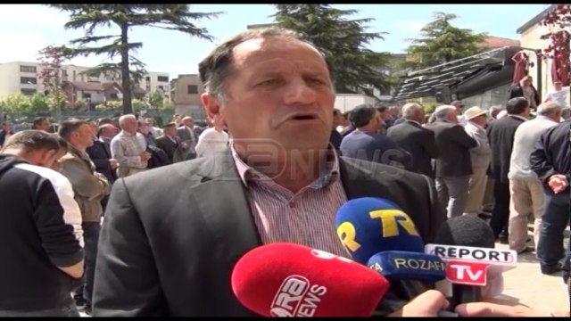 Ora News - Banorë të Mirditës dhe Lushnjes në protestë për rrugët