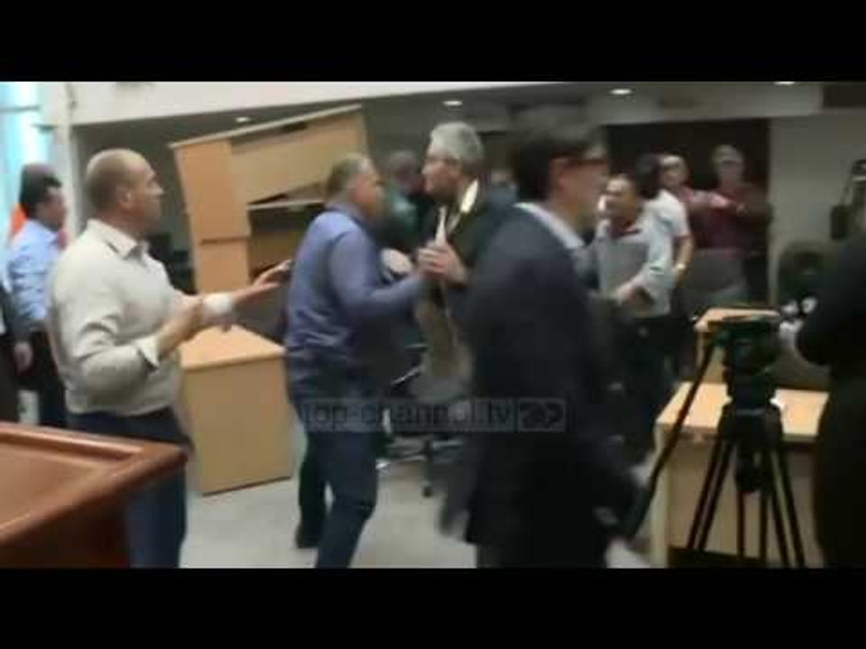 Situata në Maqedoni, Mogherini e Hahn dënojnë ashpër dhunën - Top Channel Albania - News - Lajme