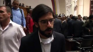Venezuela: Seguidores del gobierno irrumpen con violencia en el Parlamento