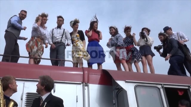 Report TV - Festë e çmendur 'Jazzi' në Shkodër të rinjtë kërcejnë në tren e në rrugë
