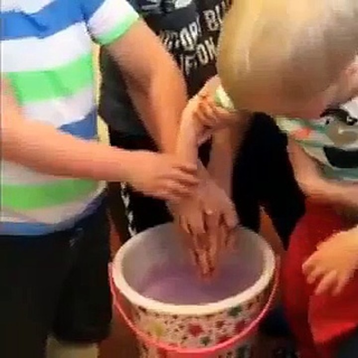 أب يصنع شيئا لأبنائه ليجعلهم متماسكين كإخوة إلى الأبد