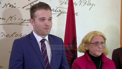 Arkiva e Lasgushit, vajzat dhurojnë dorëshkrimet - Top Channel Albania - News - Lajme