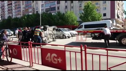 Report TV - Tiranë,dy aksidente në pak minuta përmbyset makina,tjetra 'hyn' në lokal