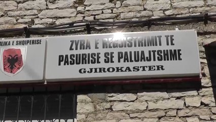 Report TV - Gjirokastër, probleme në zyrën e Hipotekës,trajtohen dosje të para 10 viteve