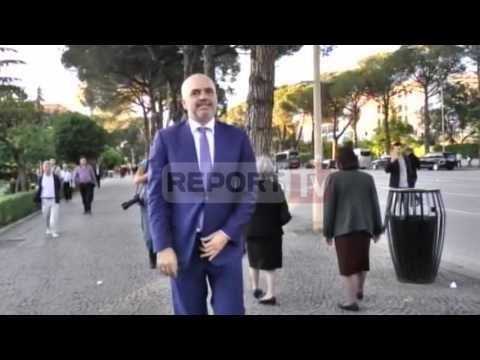 Report TV - Kryeministri Rama mbërrin në Presidencë në këmbë nga Kryeministria