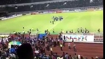 Pemain PSM Makassar Dilempari Botol Usai Kontra Persib Bandung di Stadion GLBA