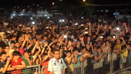 Sanatçı Bülent Sertaş, Sahne Direğine Çıkıp Şarkı Söyledi