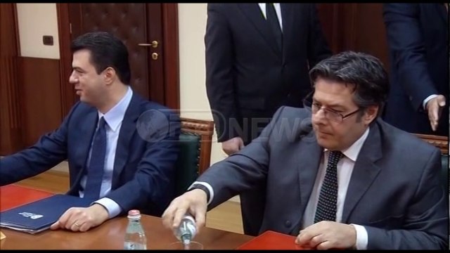 Ora News – Ambasada SHBA dhe britanike përshëndesin shtyrjen e zgjedhjeve në Kavajë