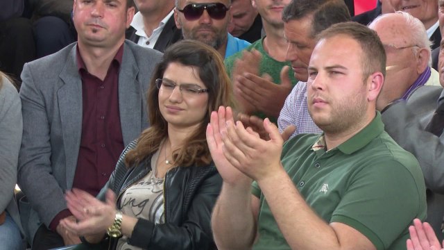 BASHA NGA ÇADRA FTON QYTETARET NE PROTESTE MASIVE TE SHTUNEN TJETER NE BULEVARD NE TIRANE LAJM