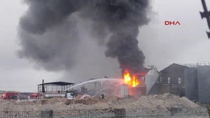 Adana'da Yangın Çıkan Fabrikadaki Patlama, Karşısındaki Akaryakıt Istasyonunu Etkiledi