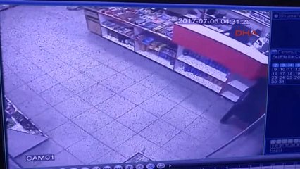 Adana'da Yangın Çıkan Fabrikadaki Patlama, Karşısındaki Akaryakıt Istasyonunu Etkiledi