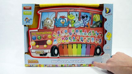 Et et musique poulet joie busão fraîchement peint avec des enfants jouant paulinho toquinho