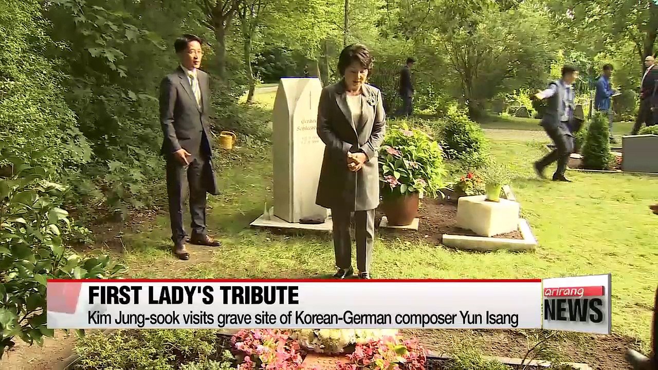 First Lady visits grave site of controversial K...