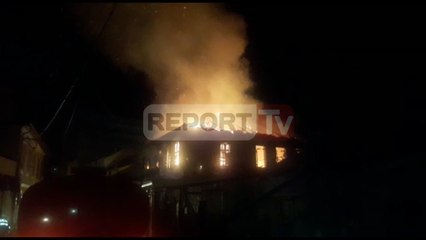Report TV - Shkodër, digjet banesa dykatëshe në qëndër të qytetit