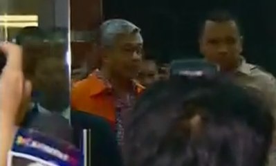 Usai Diperiksa KPK, Gubernur Sultra Ini Pakai Rompi Jingga