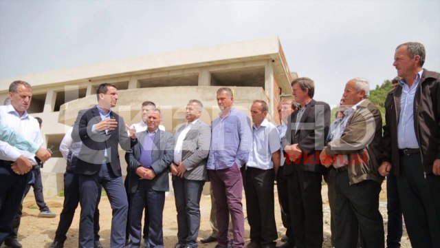 Veliaj inspekton punimet për ndërtimin e shkollës 9-vjeçare në Mihajas