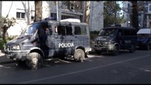 Ora News – Policia bllokon makinat e administratës që përdoren për fushatë