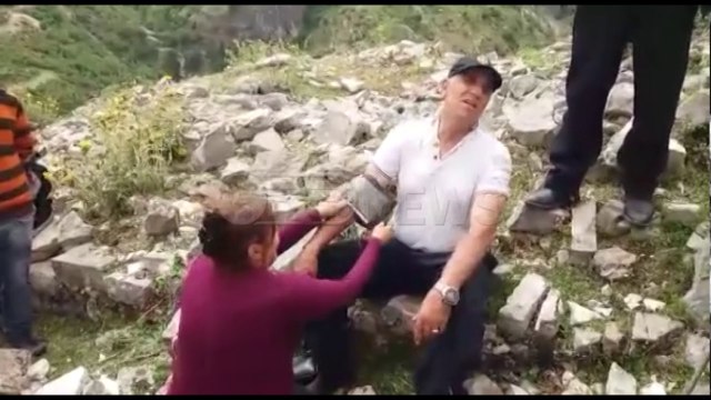 Ora News - Ekskluzive/ Momenti i shpëtimit të policëve të ngecur në majën e Kanioneve të Nivicës