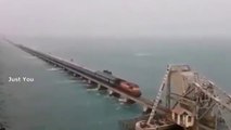 भारत का सबसे खतरनाक रेल पुल रामेश्वरम। train crossing world dangerous railway bridge in Rameshwara