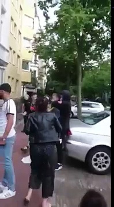 Bremerhaven - Clan-Mitglieder greifen Polizisten an, Beamte werden mit zerschlagenen Flaschen attackiert - 3.7.2017