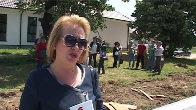 Në 35 vjetorin e maturës, maturantët e viteve 82-ta mbjellin fidane në parkun e qytetit - Lajme