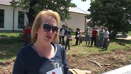 Në 35 vjetorin e maturës, maturantët e viteve 82-ta mbjellin fidane në parkun e qytetit - Lajme